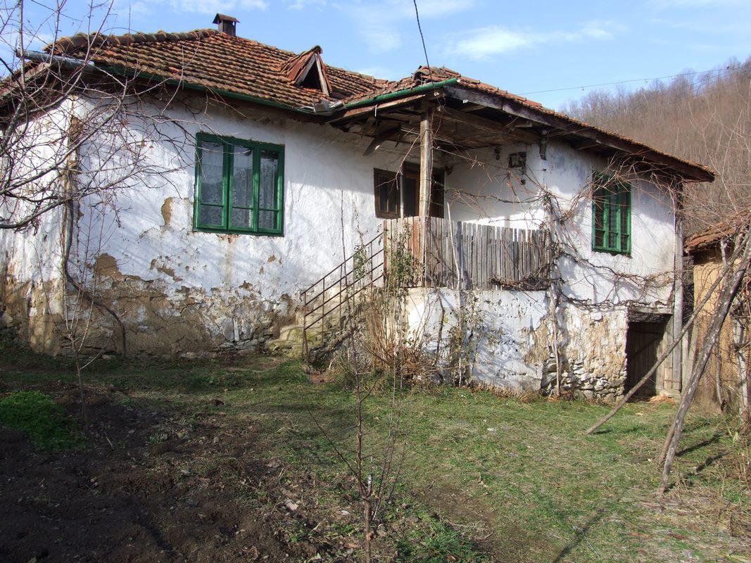 Стари къщи и сайвани в Черешовица